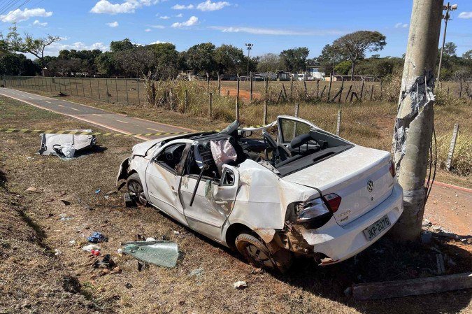 Capotamento deixa pessoa presa no interior do veículo - (crédito: Davi Cruz/CB/DA Press) Capotamento deixa pessoa presa no interior do veículo - (crédito: Davi Cruz/CB/DA Press)