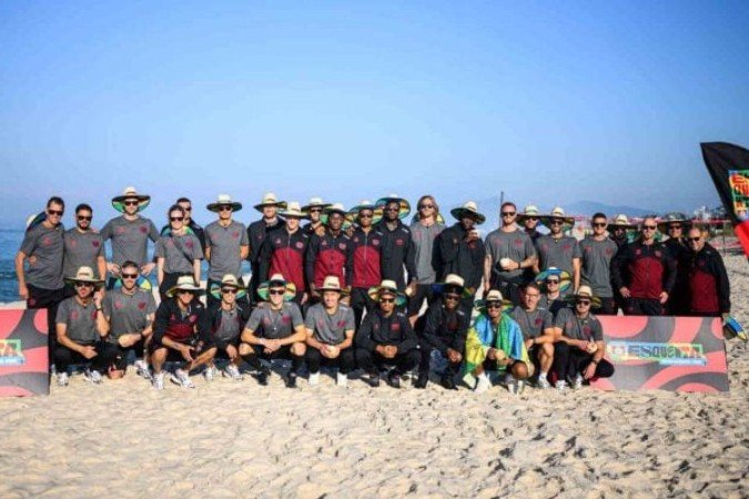 DelegaÃ§Ã£o do Leverkusen na praia da Barra da Tijuca, no Rio de Janeiro -  (crédito: Foto: DivulgÃ§Ã£o/Leverkusen)