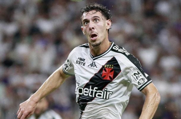 MOREIRA - Não conseguiu se aproximar de Vegetti nos ataques do Vasco. No 11 contra 10, ficou sufocado atrás, sem conseguir ficar com a bola para criar algo. Sem função ofensiva, saiu, no intervalo, para a entrada de Lemos - NOTA: 3,0 - Foto: Matheus Lima/Vasco 