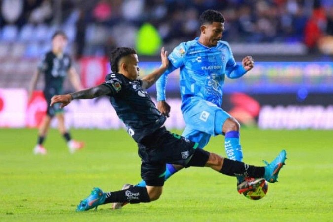 John Kennedy em ação com a camisa do Pachuca, do México - (crédito: Foto: Hector Vivas/Getty Images) John Kennedy em ação com a camisa do Pachuca, do México - (crédito: Foto: Hector Vivas/Getty Images)