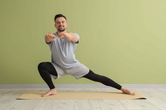 O yoga tem benefícios à saúde do homem que vão muito além da flexibilidade (Imagem: Pixel-Shot | Shutterstock) - (crédito: EdiCase) O yoga tem benefícios à saúde do homem que vão muito além da flexibilidade (Imagem: Pixel-Shot | Shutterstock) - (crédito: EdiCase)