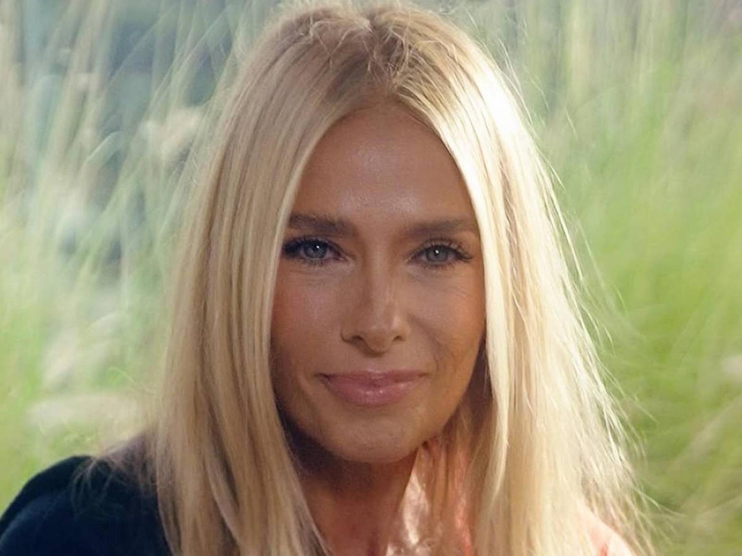 Adriane Galisteu posa de topless apÃ³s crÃ­ticas por magreza excessiva -  (crédito: Observatorio dos Famosos)