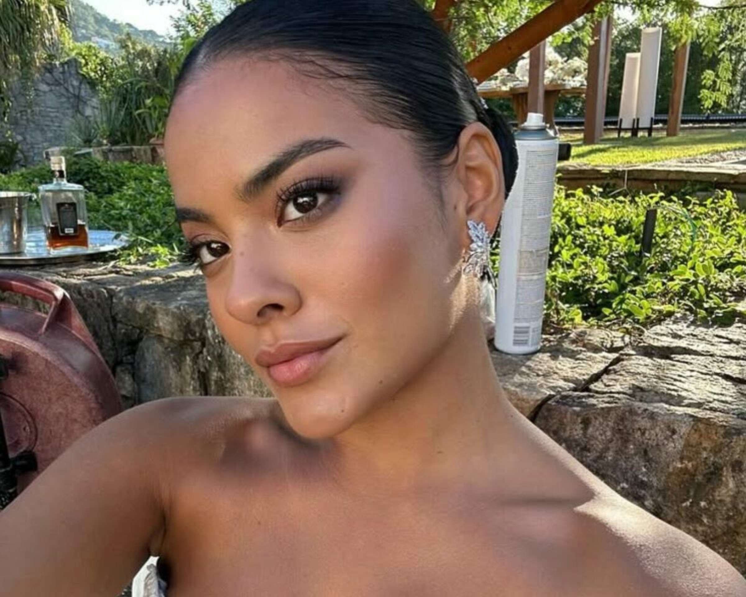 Vilã em Vale Tudo, Bella Campos aparece de biquíni moderninho