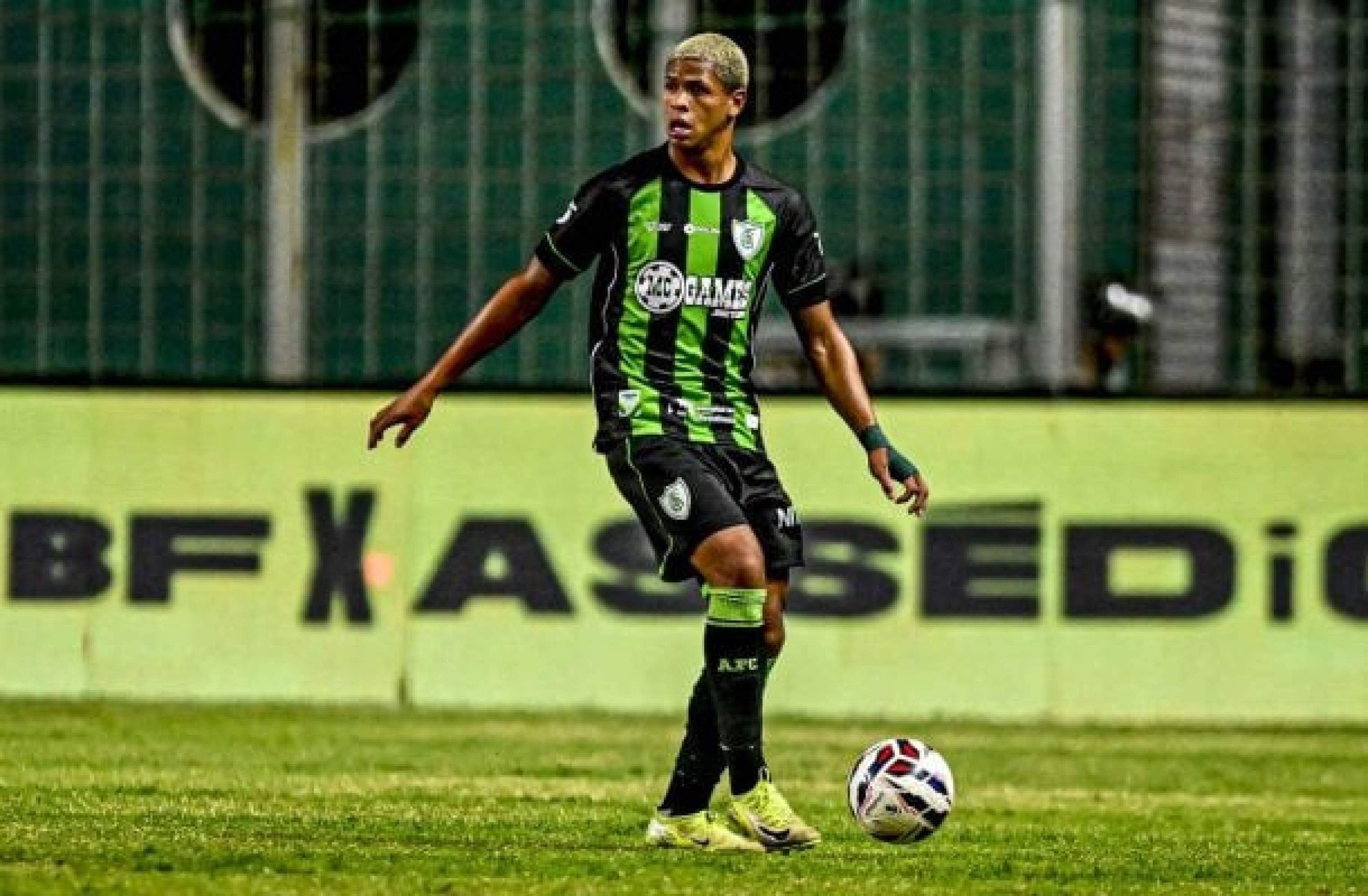 Vasco recusa propostas do Cruzeiro e pretende valorizar Cauan Barros em 2026