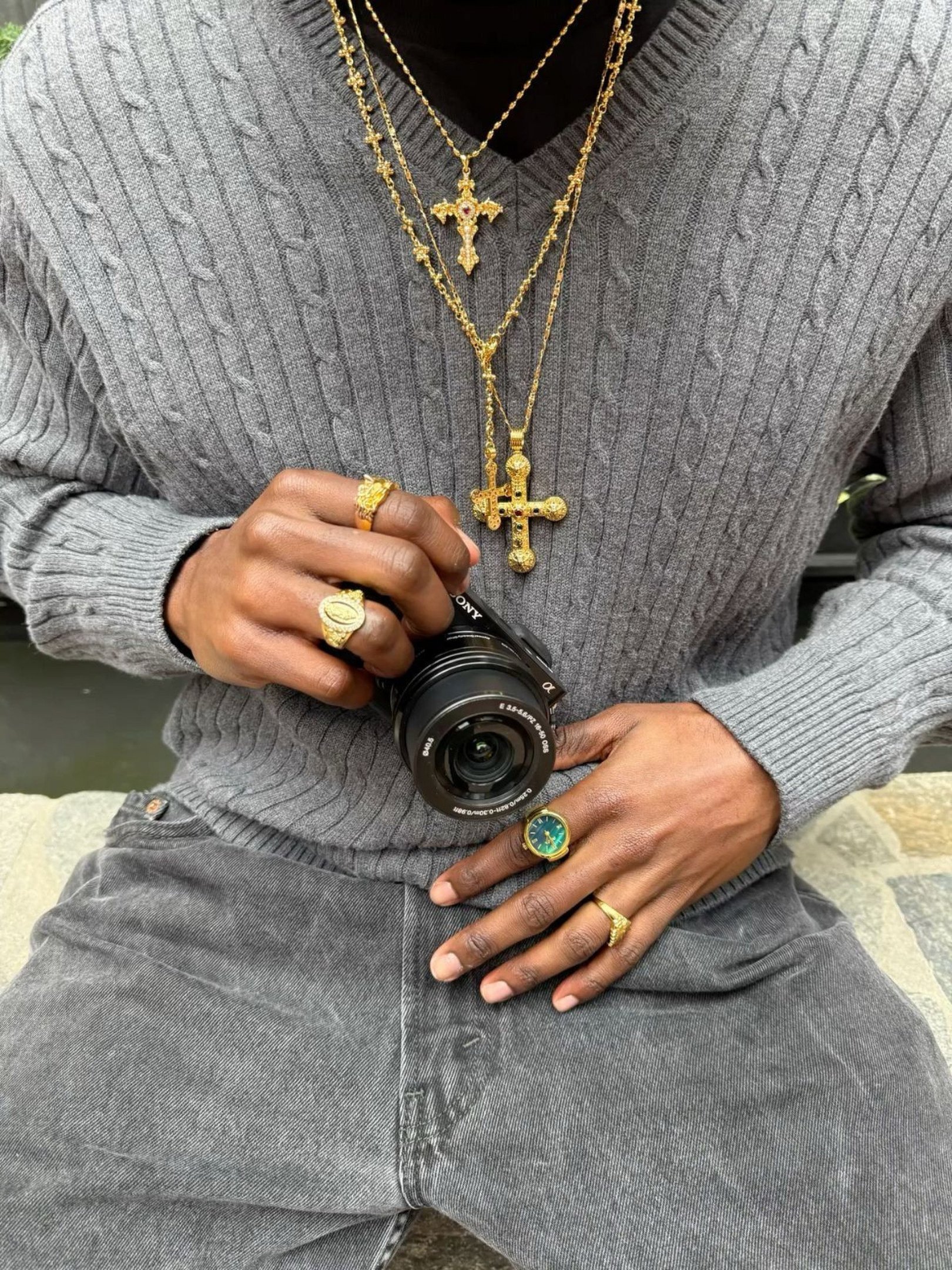 De amuleto a acessório: como a cruz se tornou um símbolo na moda?