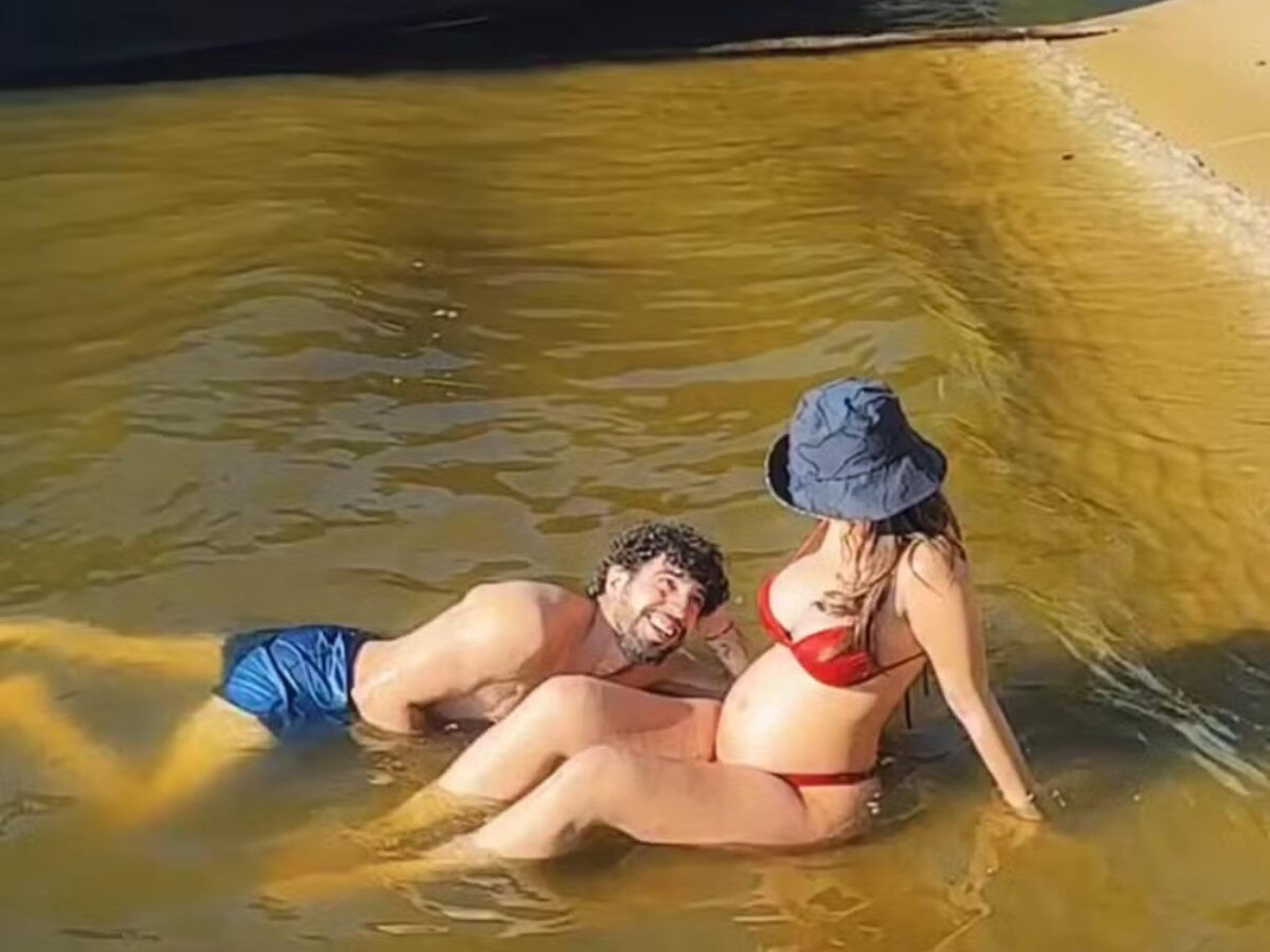 De biquíni, Rafa Kalimann exibe barrigão ao lado de Nattan: ‘Crescendo rápido demais’ - (crédito: Observatorio dos Famosos) De biquíni, Rafa Kalimann exibe barrigão ao lado de Nattan: ‘Crescendo rápido demais’ - (crédito: Observatorio dos Famosos)