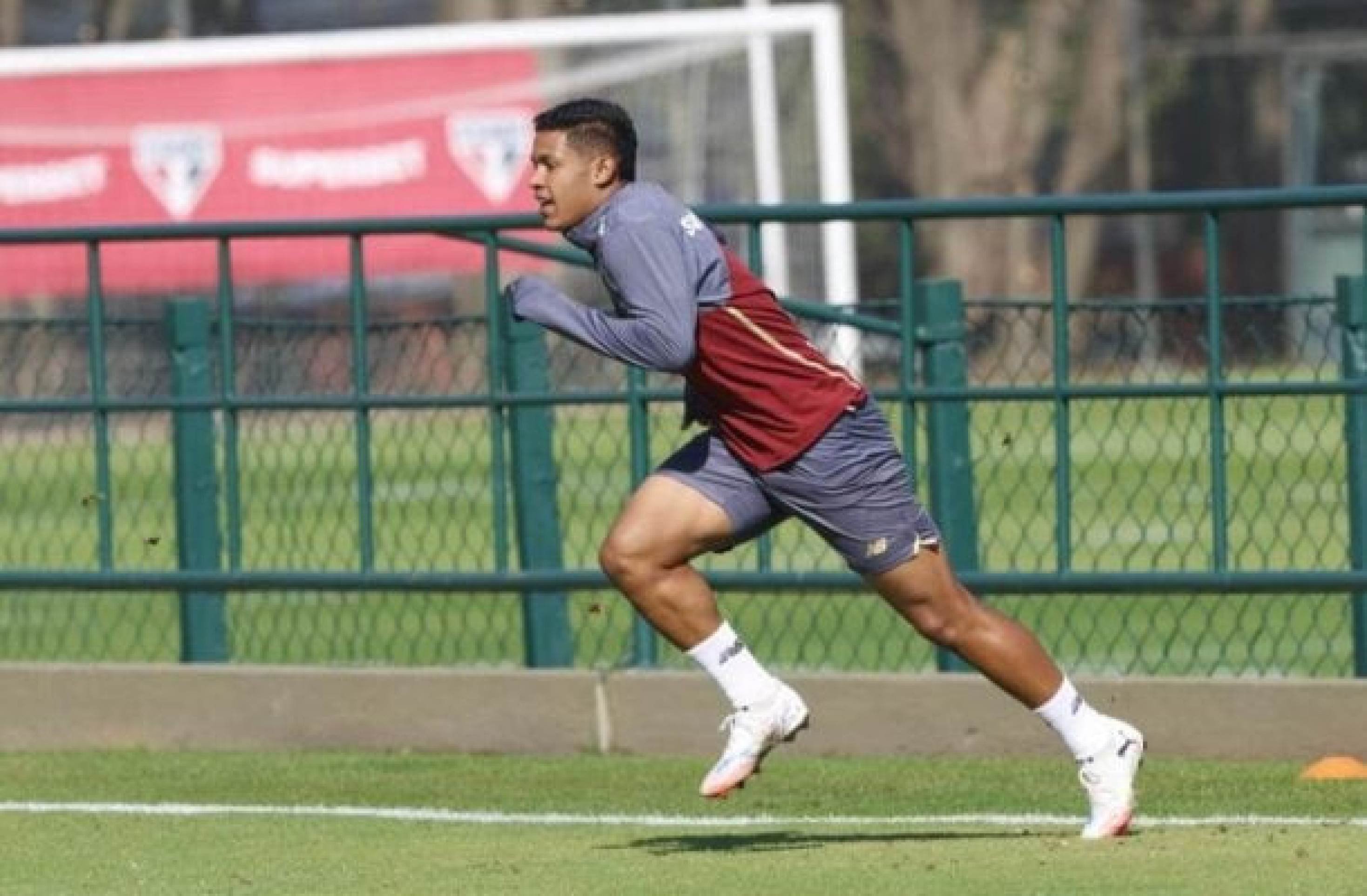 Ryan Francisco passará por cirurgia após sofrer ruptura do ligamento do joelho esquerdo -  (crédito: Foto: Divulgação / São Paulo)
