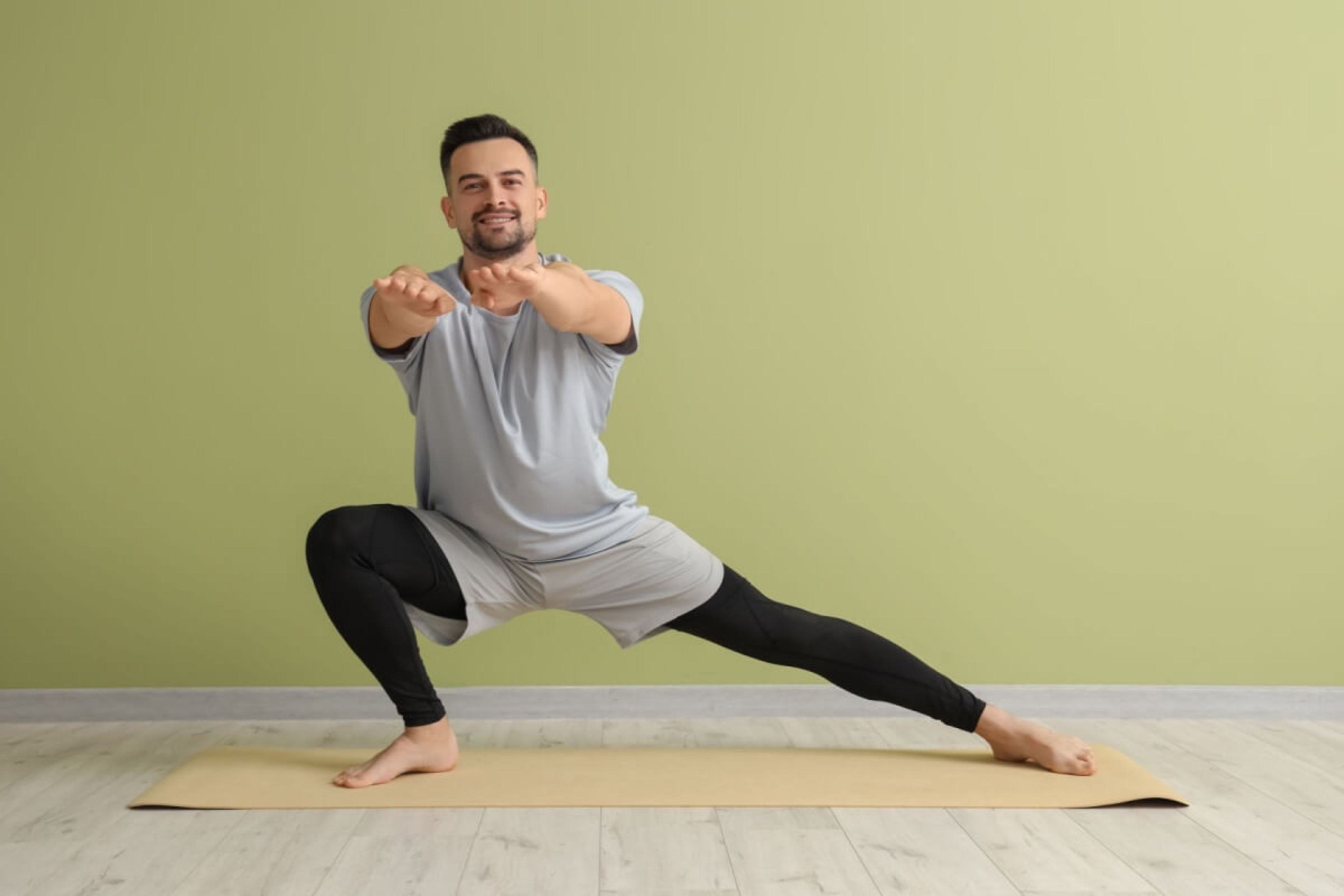 O yoga tem benefícios à saúde do homem que vão muito além da flexibilidade (Imagem: Pixel-Shot | Shutterstock) -  (crédito: EdiCase)