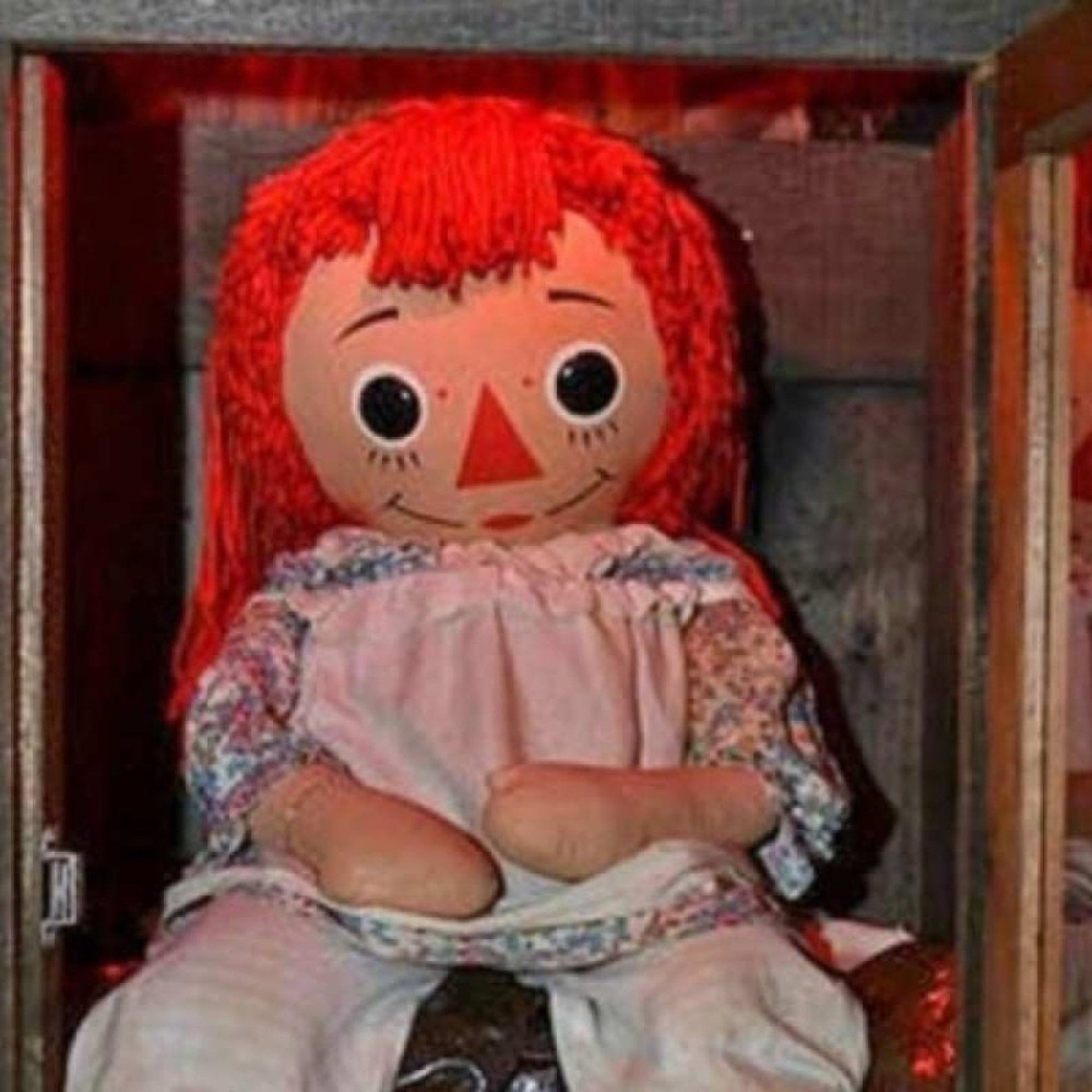  Investigador paranormal morre durante turnê com boneca Anabelle 