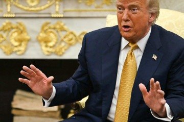  US President Donald Trump speaks during a meeting with Bahraini Crown Prince Salman bin Hamad al-Khalifa in the Oval Office of the White House in Washington, DC, on July 16, 2025. (Photo by ANDREW CABALLERO-REYNOLDS / AFP)
       -  (crédito:  AFP)