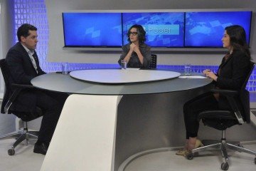 O secretário de Saúde, Juracy Lacerda, no CB.Poder. Na bancada, as jornalistas Adriana Bernardes (C) e Mila Ferreira -  (crédito:  Marcelo Ferreira/CB/D.A Press)