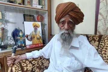 Os tênis de corrida azul e branco de Singh com seu nome -  (crédito: Saurabh Duggal/BBC)