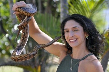 Bruna, tutora de Betina, uma jiboia-arco-íris, acha que o medo das serpentes nasce da ignorância -  (crédito: Minervino Júnior/CB/D.A.Press)