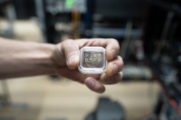 O novo relógio tem apenas um íon de alumínio no centro, responsável pelo 'tique-taque' de alta frequência -  (crédito: Foto: R. Jacobson/NIST)