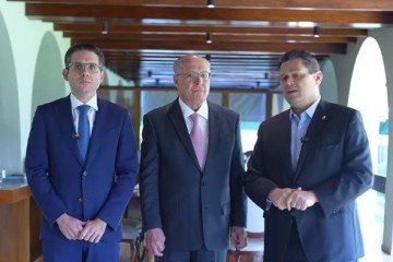 Com Motta e Alckmin, Alcolumbre garantiu que o Congresso apoiará o governo nas negociações contra o tarifaço -  (crédito: Instagram/Geraldo Alckmin)