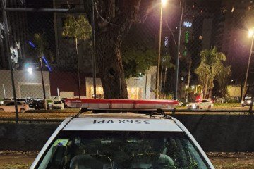 Um grupo foi flagrado com drogas, facas, arma de choque e celulares, na Estrada Parque Indústria e Abastecimento (EPIA). - (crédito: Divulgação PMDF) Um grupo foi flagrado com drogas, facas, arma de choque e celulares, na Estrada Parque Indústria e Abastecimento (EPIA). - (crédito: Divulgação PMDF)