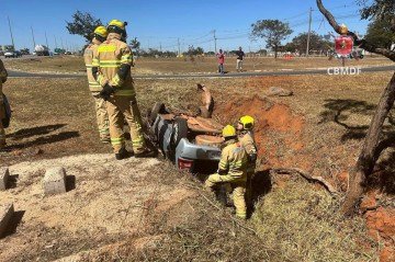 Carro capota após colisão no SIA e motorista é levado ao hospital   -  (crédito: CBMDF)