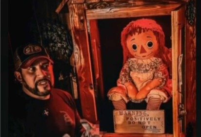 Dan Rivera, investigador paranormal, e a boneca Annabelle -  (crédito: Reprodução / Instagram )