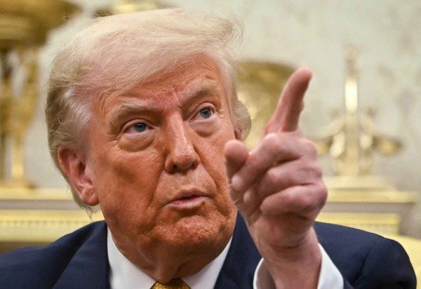 US President Donald Trump speaks during a meeting with Bahraini Crown Prince Salman bin Hamad al-Khalifa in the Oval Office of the White House in Washington, DC, on July 16, 2025. (Photo by ANDREW CABALLERO-REYNOLDS / AFP)
- (crédito: AFP)