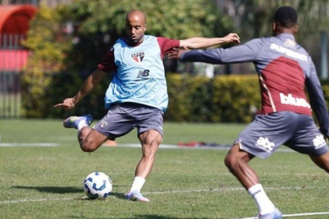 Lucas ainda trata uma lesão no joelho direito -  (crédito: Foto: Rubens Chiri / São Paulo FC)