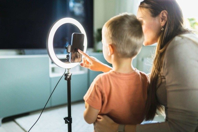 Influenciadores que expõem seus filhos e os próprios influenciadores mirins acabam virando 'modelo' para vários seguidores — mesmo que com maus exemplos - (crédito: Getty Images) Influenciadores que expõem seus filhos e os próprios influenciadores mirins acabam virando 'modelo' para vários seguidores — mesmo que com maus exemplos - (crédito: Getty Images)