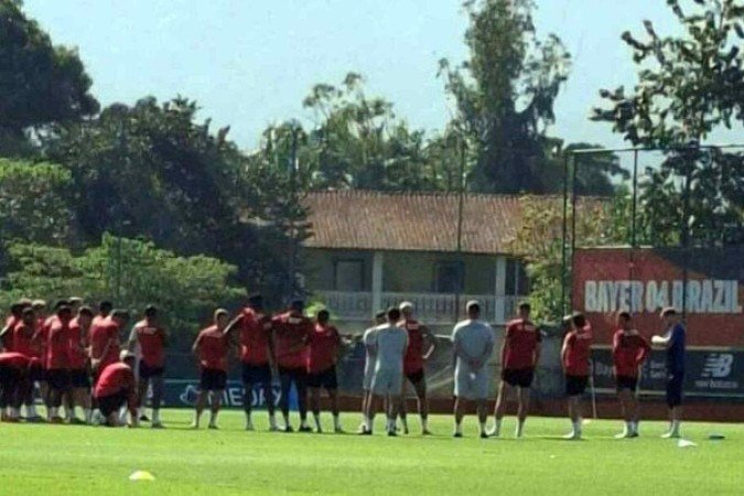 Erik Ten Hag orienta jogadores durante atividade no Ninho do Urubu -  (crédito: Rafael Bortoloti)