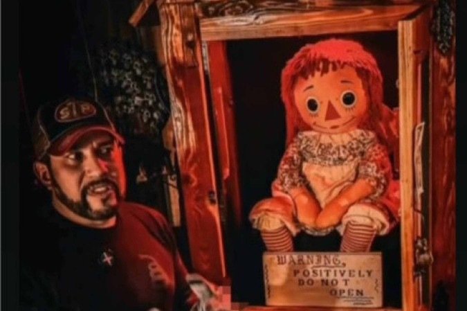 Dan Rivera, investigador paranormal, e a boneca Annabelle - (crédito: Reprodução / Instagram ) Dan Rivera, investigador paranormal, e a boneca Annabelle - (crédito: Reprodução / Instagram )