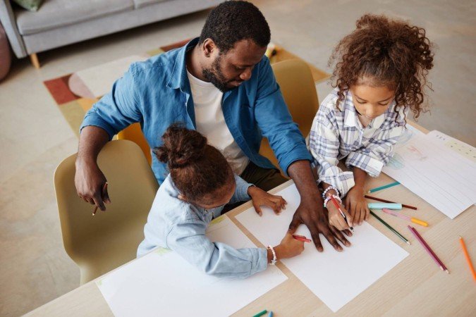 Integrar o idioma de maneira lúdica no dia a dia das crianças durante as férias torna o aprendizado mais fácil (Imagem: SeventyFour | Shutterstock) - (crédito: EdiCase) Integrar o idioma de maneira lúdica no dia a dia das crianças durante as férias torna o aprendizado mais fácil (Imagem: SeventyFour | Shutterstock) - (crédito: EdiCase)