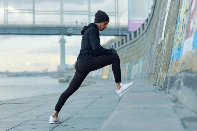 Durante o inverno, manter uma rotina de exercícios físicos é ainda mais essencial (Imagem: Dean Drobot | Shutterstock) - (crédito: EdiCase) Durante o inverno, manter uma rotina de exercícios físicos é ainda mais essencial (Imagem: Dean Drobot | Shutterstock) - (crédito: EdiCase)