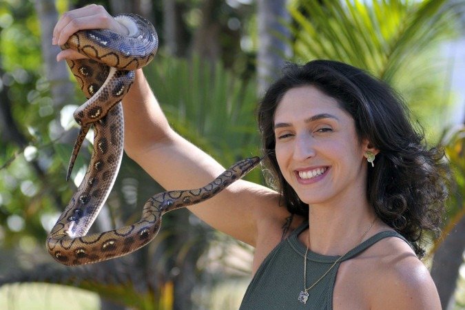 Bruna, tutora de Betina, uma jiboia-arco-íris, acha que o medo das serpentes nasce da ignorância -  (crédito: Minervino Júnior/CB/D.A.Press)