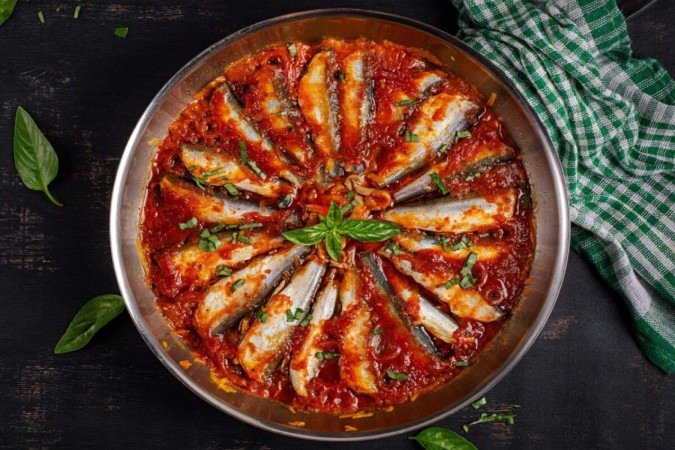 Sardinhas frescas ao molho de tomate com ervas (Imagem: Timolina | Shutterstock)
- (crédito: EdiCase) Sardinhas frescas ao molho de tomate com ervas (Imagem: Timolina | Shutterstock)
- (crédito: EdiCase)