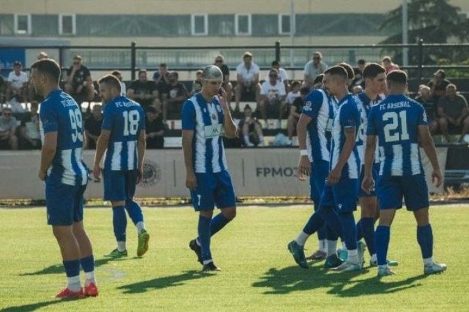 Jogadores do FK Arsenal Tivat em partida do Campeonato Montenegrino - (crédito: Foto: Reprodução / Instagram) Jogadores do FK Arsenal Tivat em partida do Campeonato Montenegrino - (crédito: Foto: Reprodução / Instagram)
