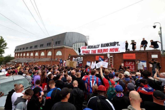 Torcida do Cristal faz reclamações contra a UEFA - (crédito: Foto: getty images) Torcida do Cristal faz reclamações contra a UEFA - (crédito: Foto: getty images)