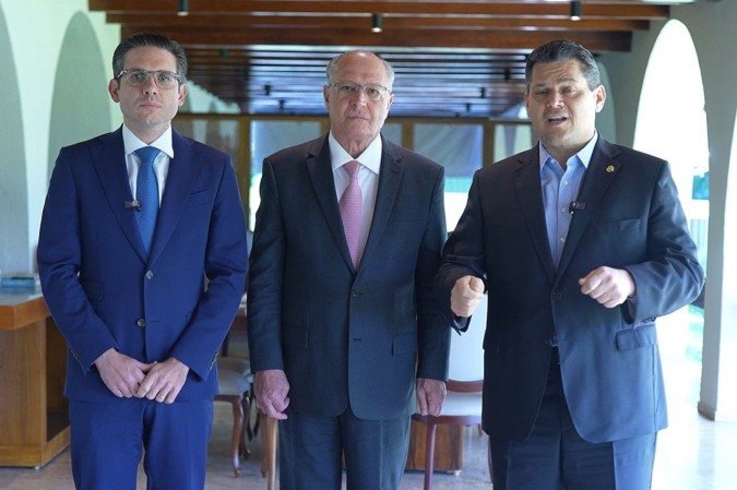Alcolumbre (à dir.) avisou que o Congresso vai apoiar o Planalto e que a taxa do presidente Trump é um ataque injusto ao Brasil. Governo pode contar com o Alcolumbre (à dir.) avisou que o Congresso vai apoiar o Planalto e que a taxa do presidente Trump é um ataque injusto ao Brasil. Governo pode contar com o