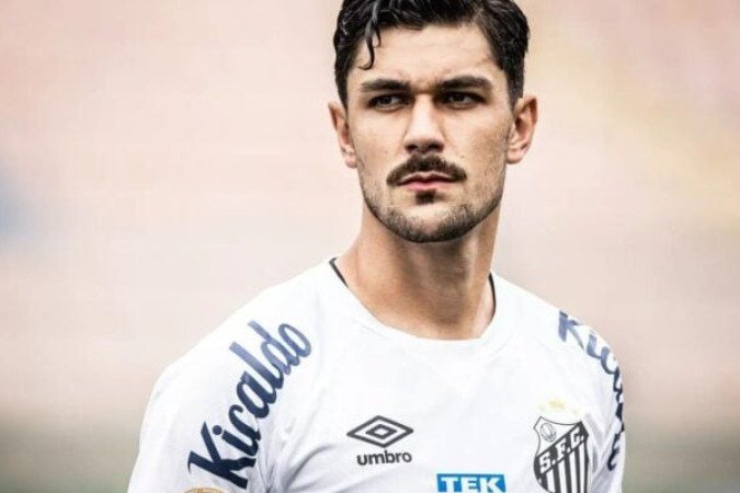 JOÃO BASSO – Apesar de mostrar alguma insegurança nos primeiros minutos, se acalmou depois que levou o amarelo e anulou o ataque do Flamengo no segundo tempo. NOTA 6,5. Foto: Raul Baretta/Santos FC