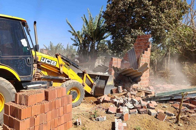 DF Legal realiza operação de derrubada no Sol Nascente para coibir parcelamento irregular -  (crédito: DF Legal)