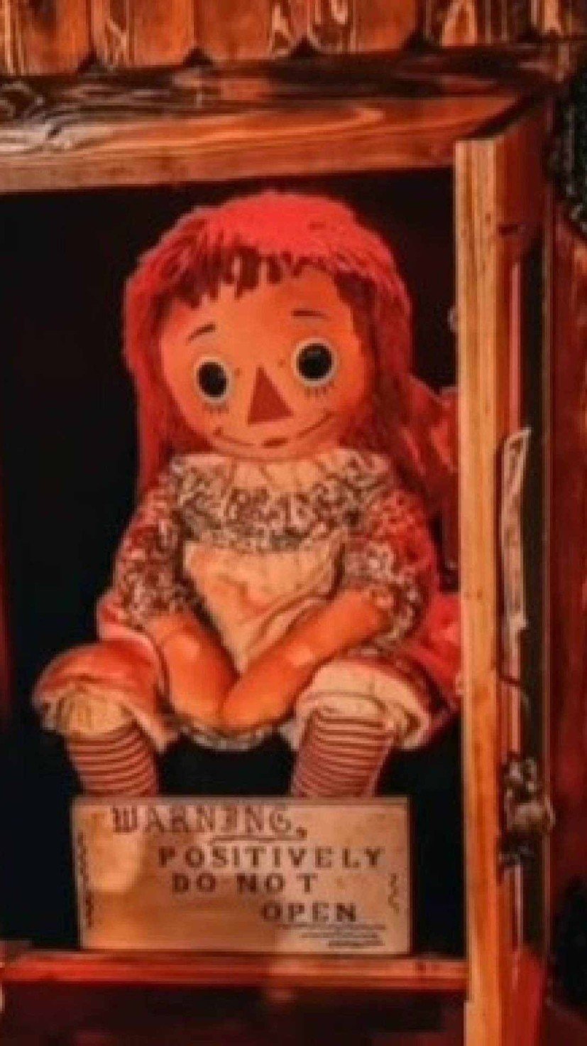 Dan Rivera, investigador paranormal, e a boneca Annabelle -  (crédito: Reprodução / Instagram )