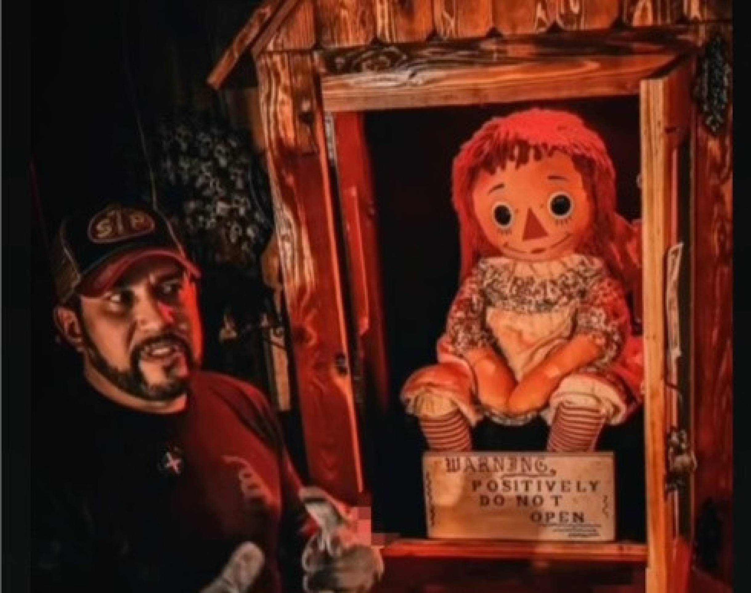Dan Rivera, investigador paranormal, e a boneca Annabelle