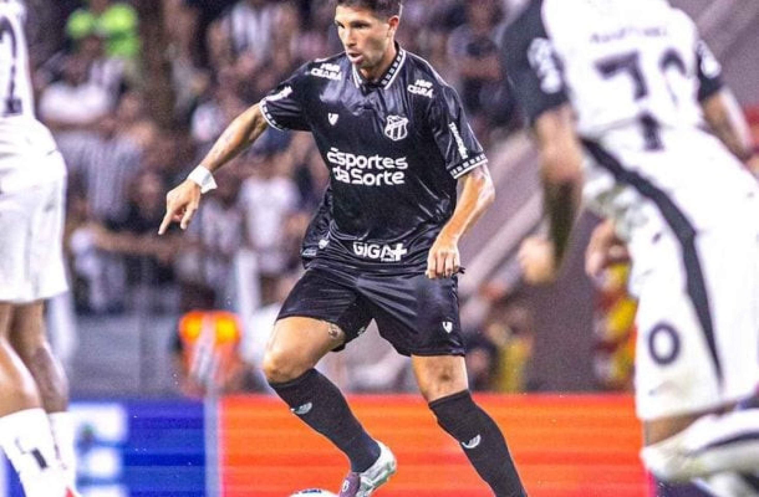Jogadores de Ceará e Corinthians em disputa de bola no Castelão  -  (crédito: Foto: Stephan Eilert / Ceará SC)