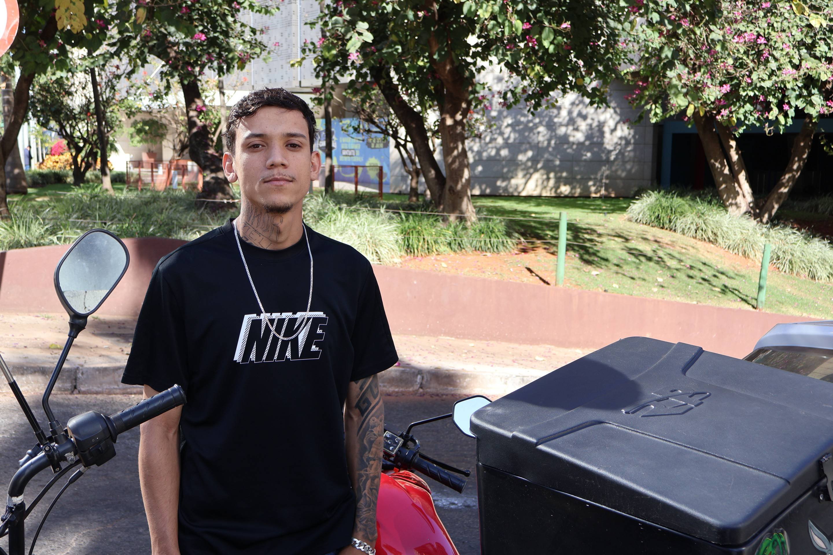  16/07/2025  Bruna Gaston CB/DA Press. Motocilistas e o uso de celular. Na Foto  Kevin Brandão.