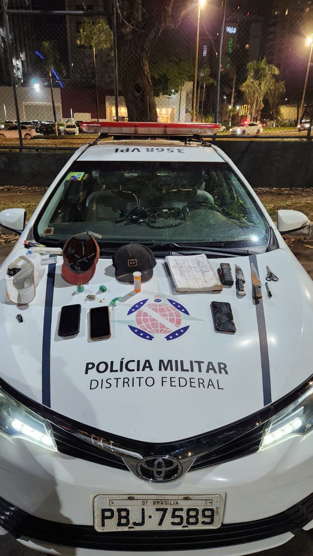 Grupo é flagrado com drogas, arma de choque e celulares na EPIA