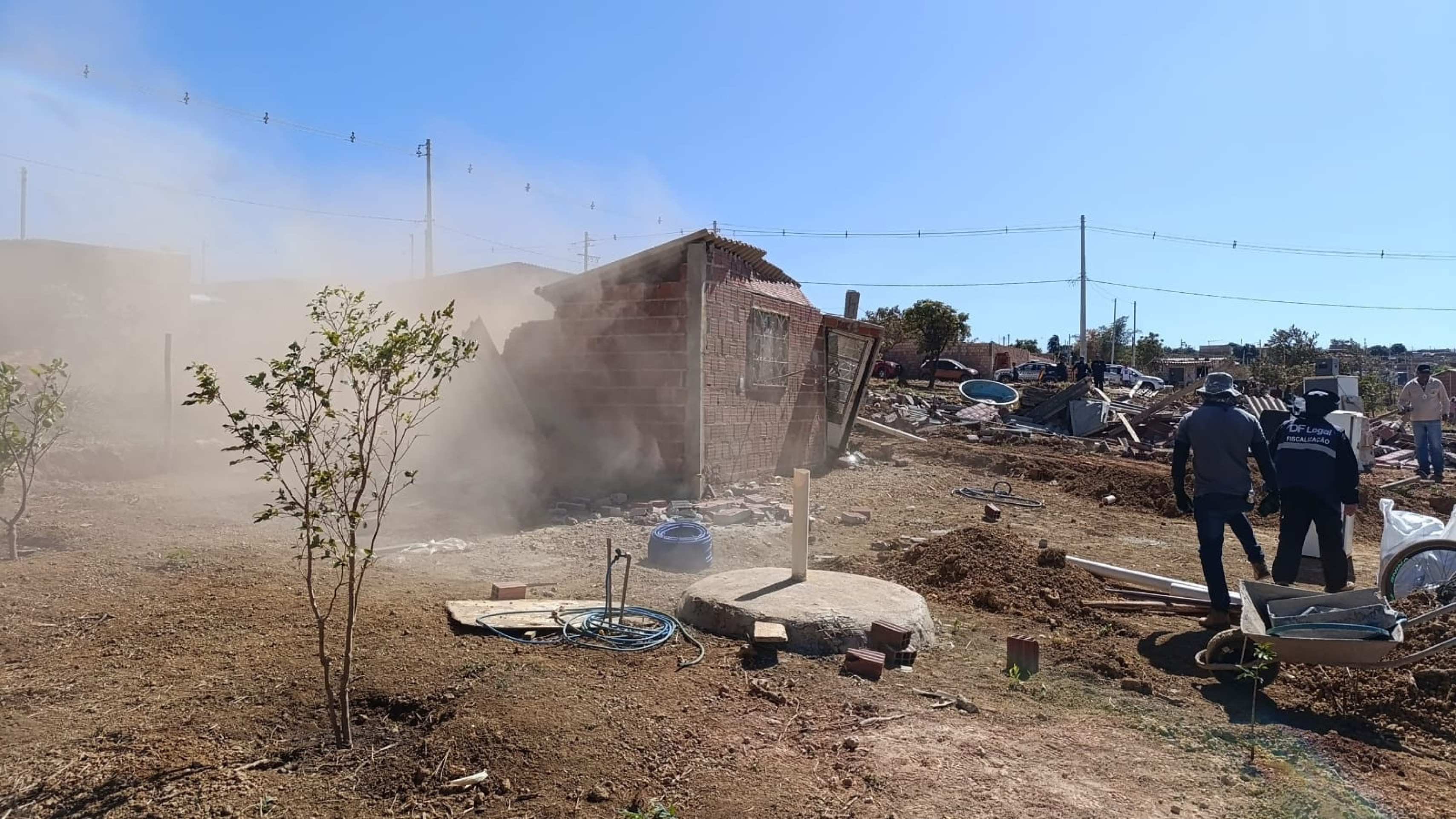 DF Legal realiza operação de derrubada no Sol Nascente para coibir parcelamento irregular