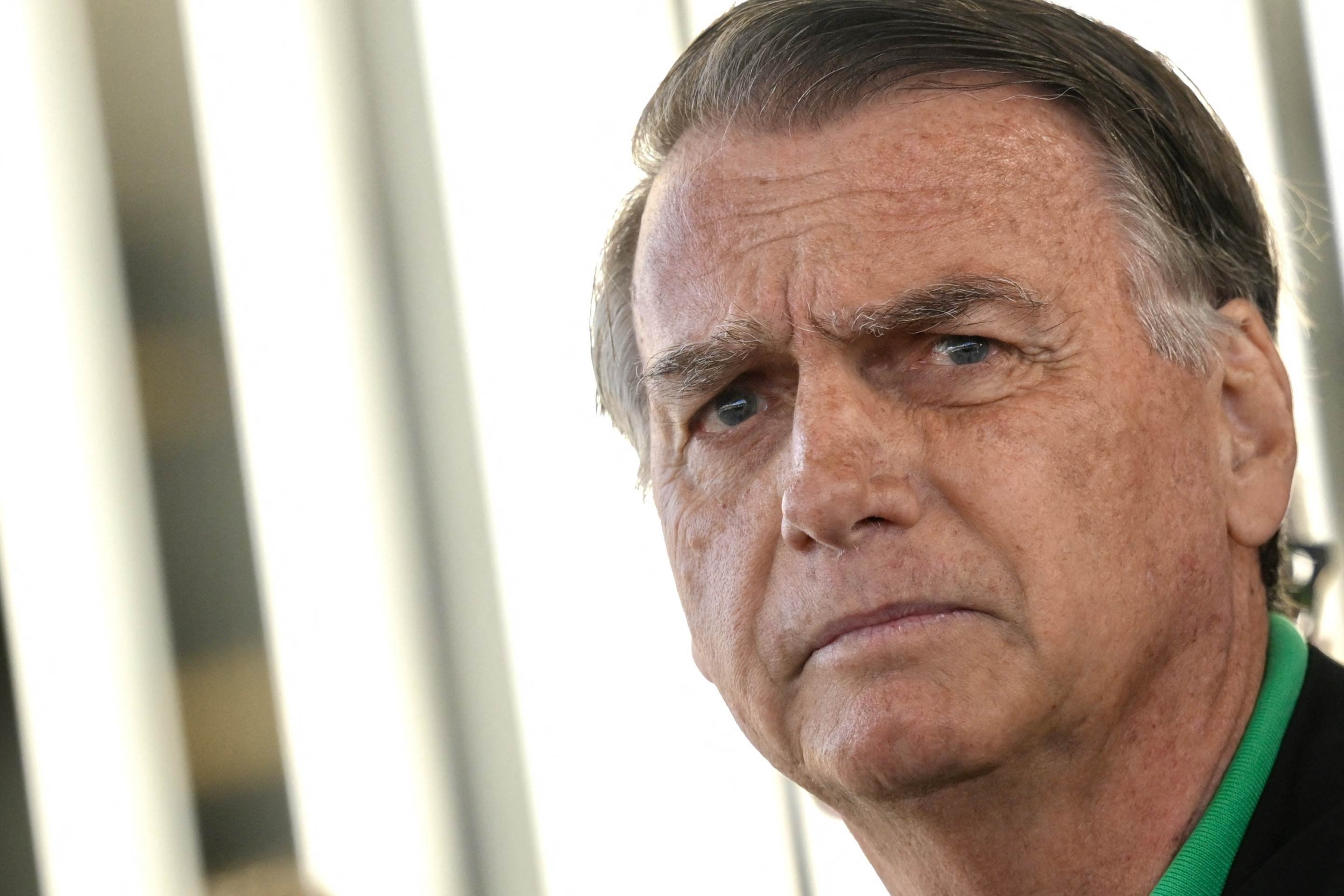 Está proibido de se comunicar com outros réus ou investigados, inclusive o filho Eduardo Bolsonaro  