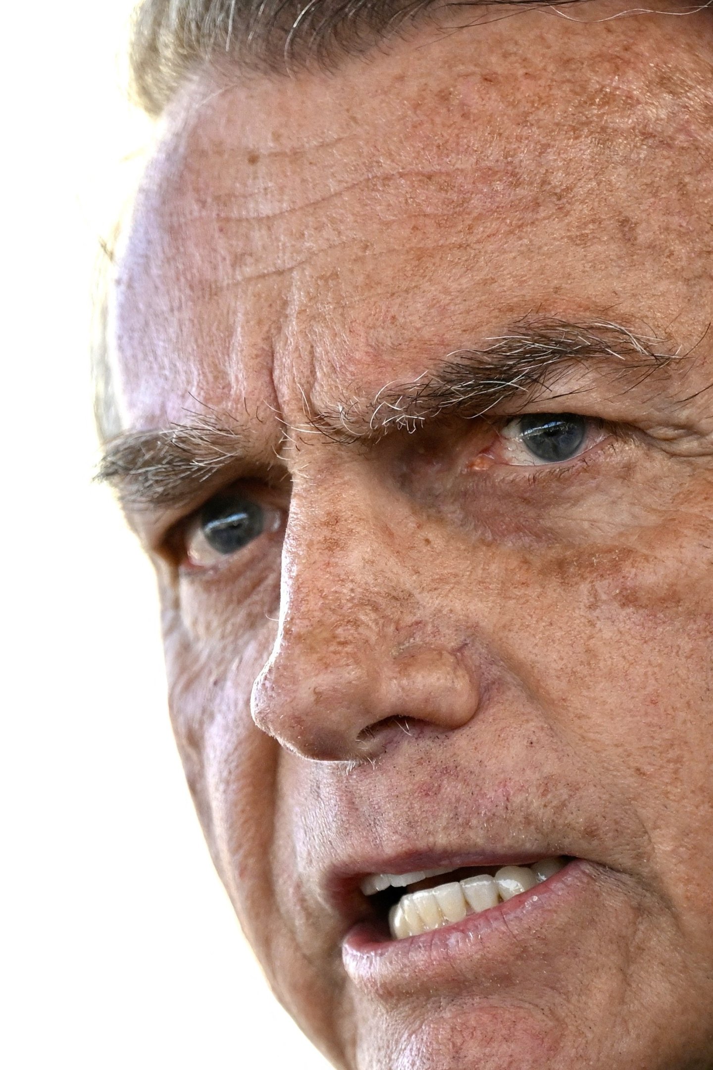 Jair Bolsonaro não pode se comunicar com diplomatas, embaixadores ou representantes estrangeiros
