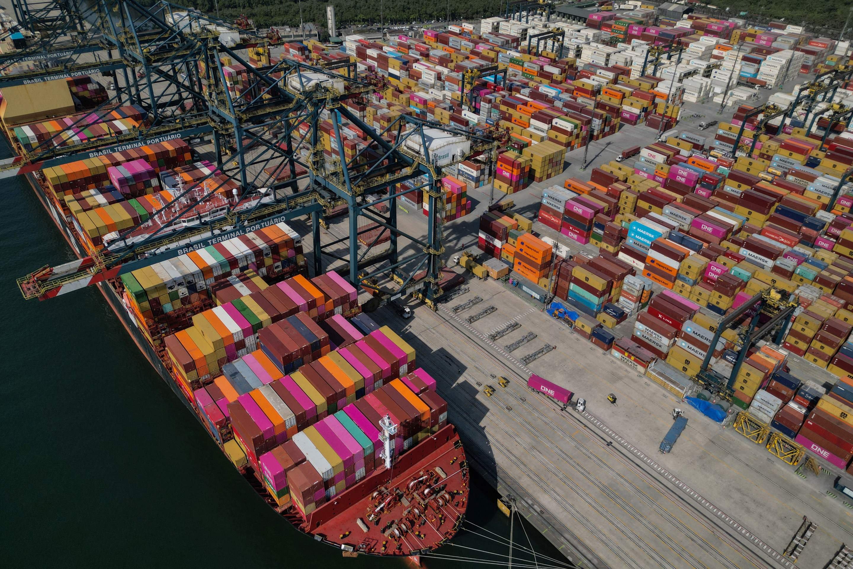 Exportadores brasileiros ainda negociam na tentativa de evitar tarifaço