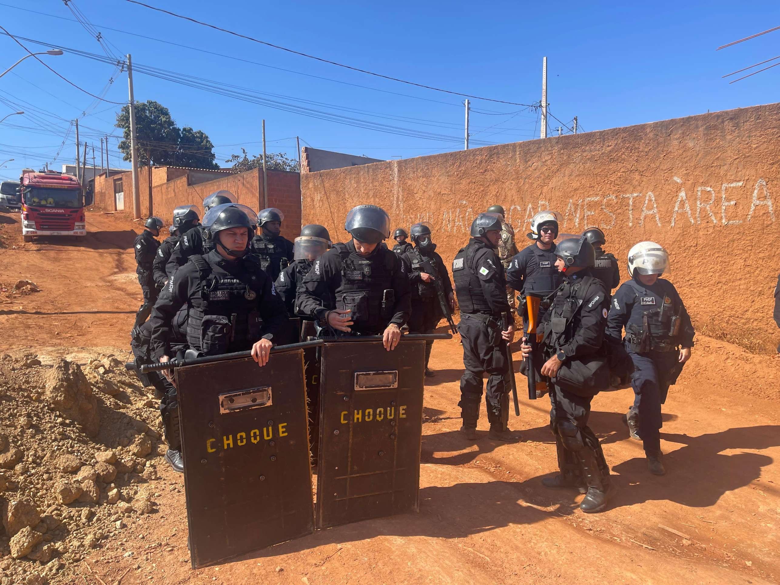 Choque da PMDF avança sobre barricadas para garantir derrubadas no Sol Nascente Choque da PMDF avança sobre barricadas para garantir derrubadas no Sol Nascente