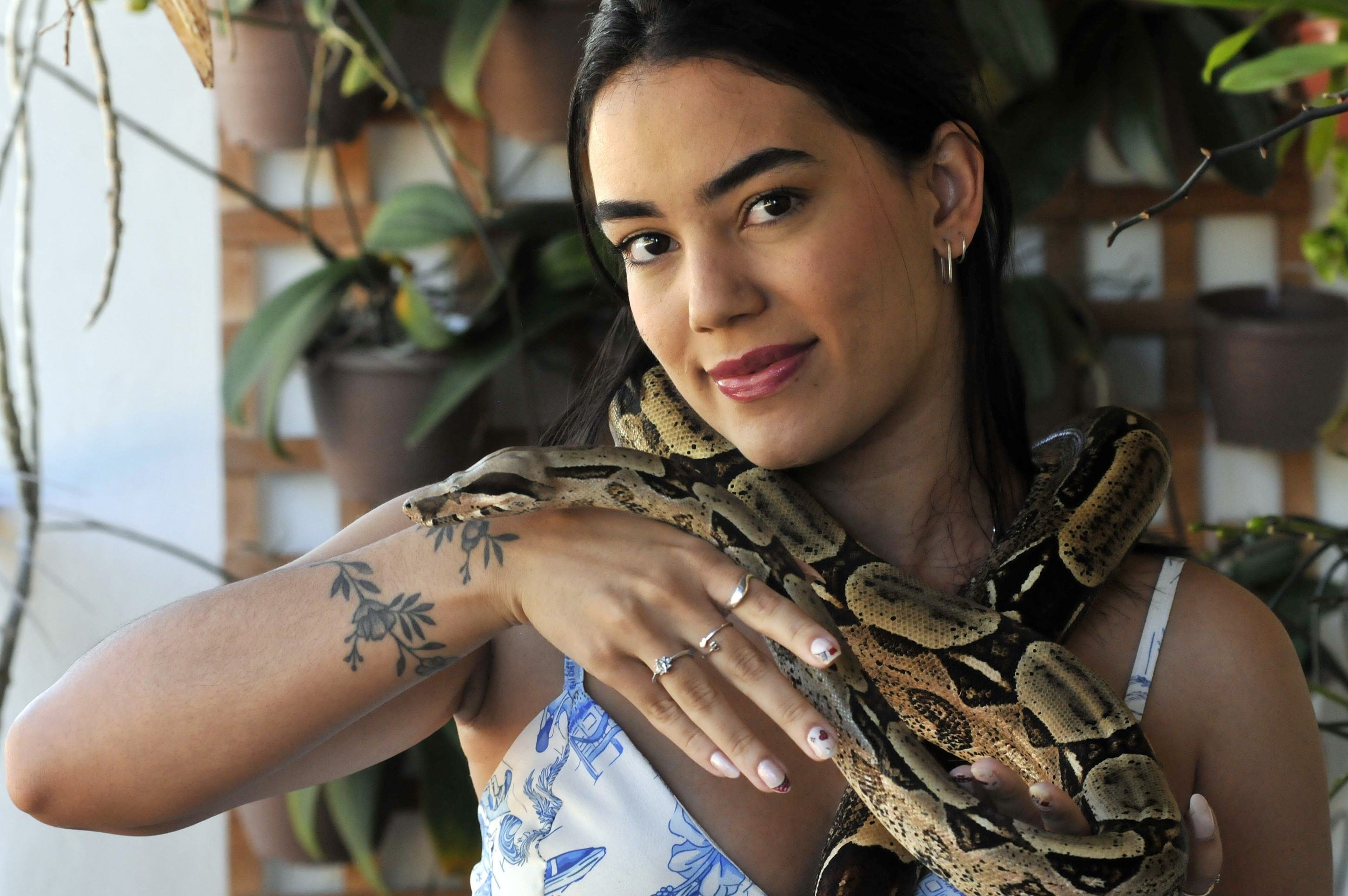  17/07/2025 Crédito: Marcelo Ferreira/CB/D.A Press. Brasil. Brasília - DF - Dia Mundial da cobra. Giovana Rabelo com Anakin uma jiboia bcc.