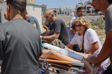 Palestinos feridos em um ataque israelense à igreja da Sagrada Família recebem tratamento no hospital Arab Ahli, também conhecido como Batista, na Cidade de Gaza, em 17 de julho de 2025       -  (crédito: Omar AL-QATTAA/AFP)
