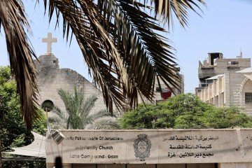 Fachada danificada da igreja da Sagrada Família, na Cidade de Gaza