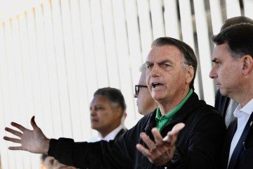 Bolsonaro é acusados de crimes como organização criminosa, tentativa de golpe de Estado e abolição violenta do Estado Democrático de Direito -  (crédito:  AFP)